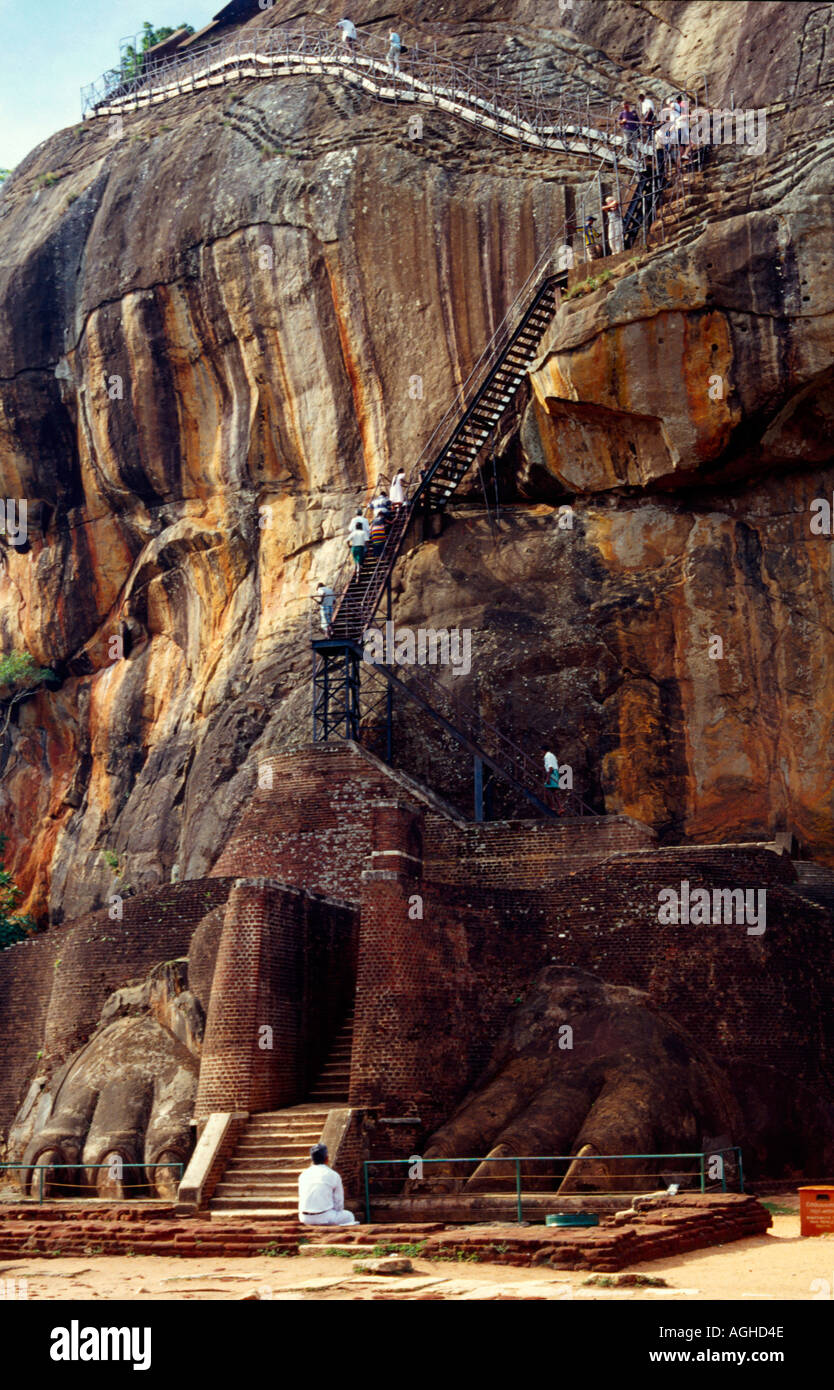 Étapes menant au sommet de la destination touristique populaire de Sigiriya, Sri Lanka Banque D'Images