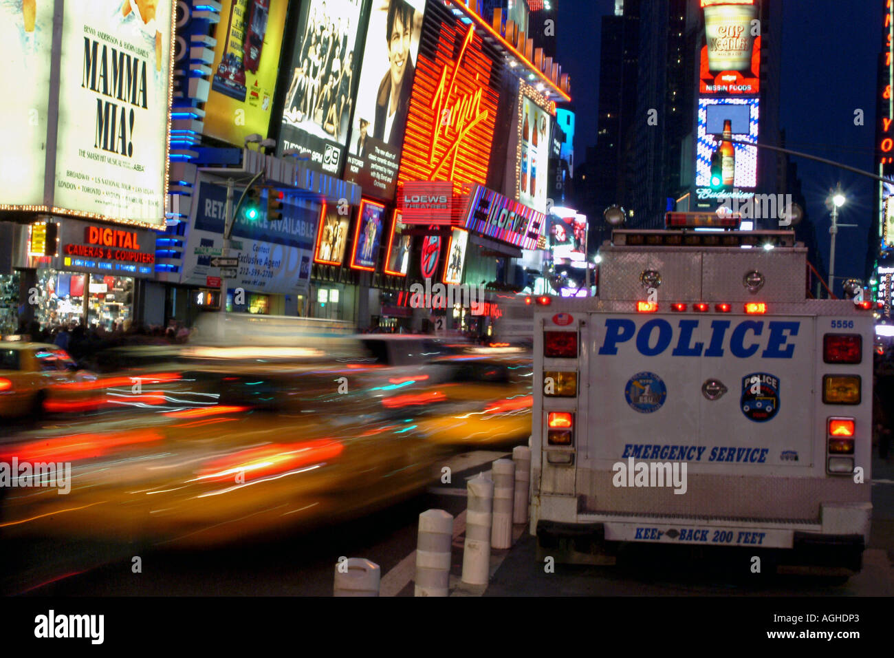 New York New York police voiture à Times Square dans la nuit Banque D'Images