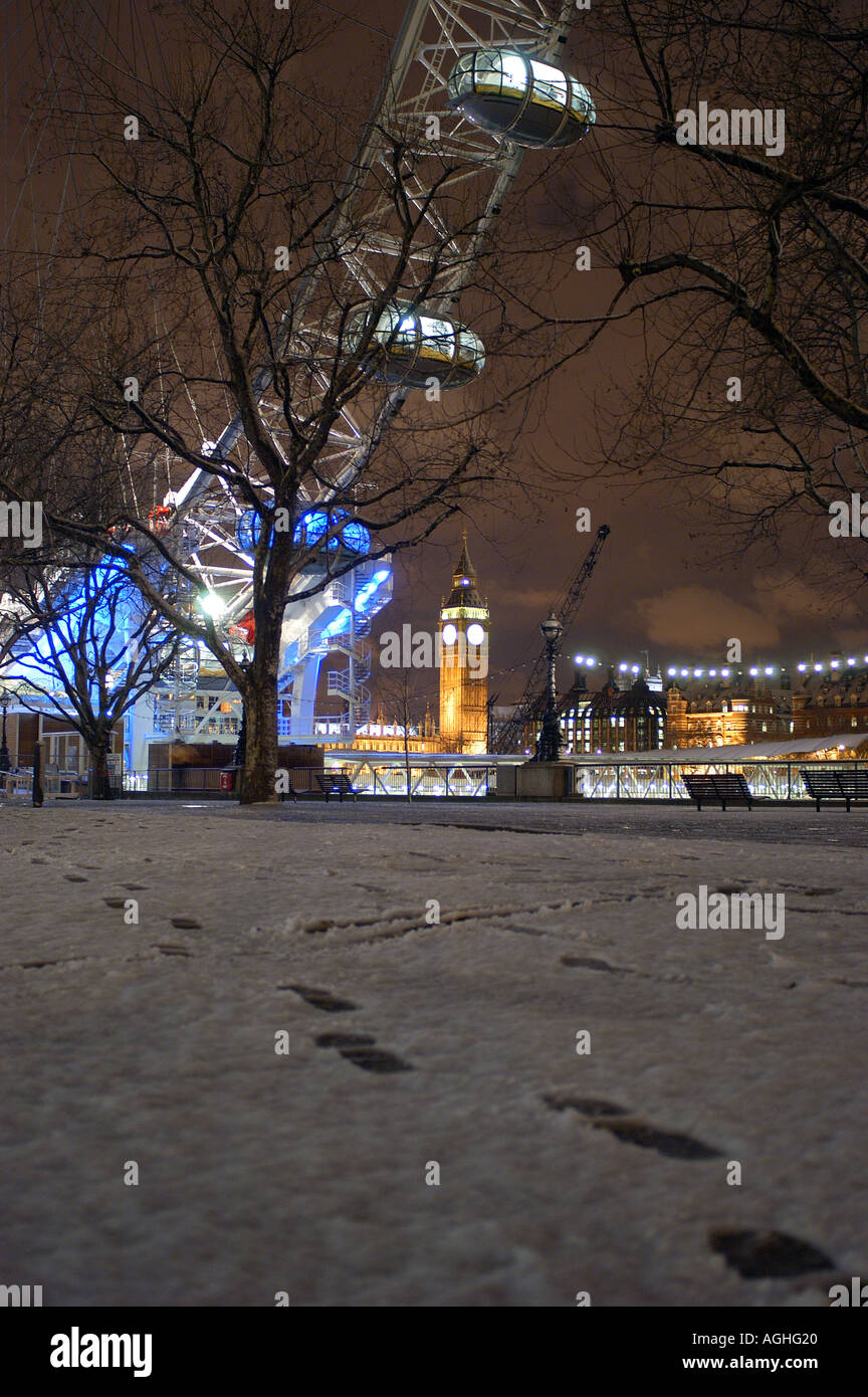 Roue millénaire dans la neige la nuit London United Kingdom Banque D'Images