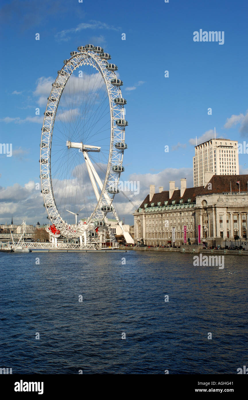 British Airways London Eye et le County Hall par la Tamise Londres Royaume-Uni Banque D'Images