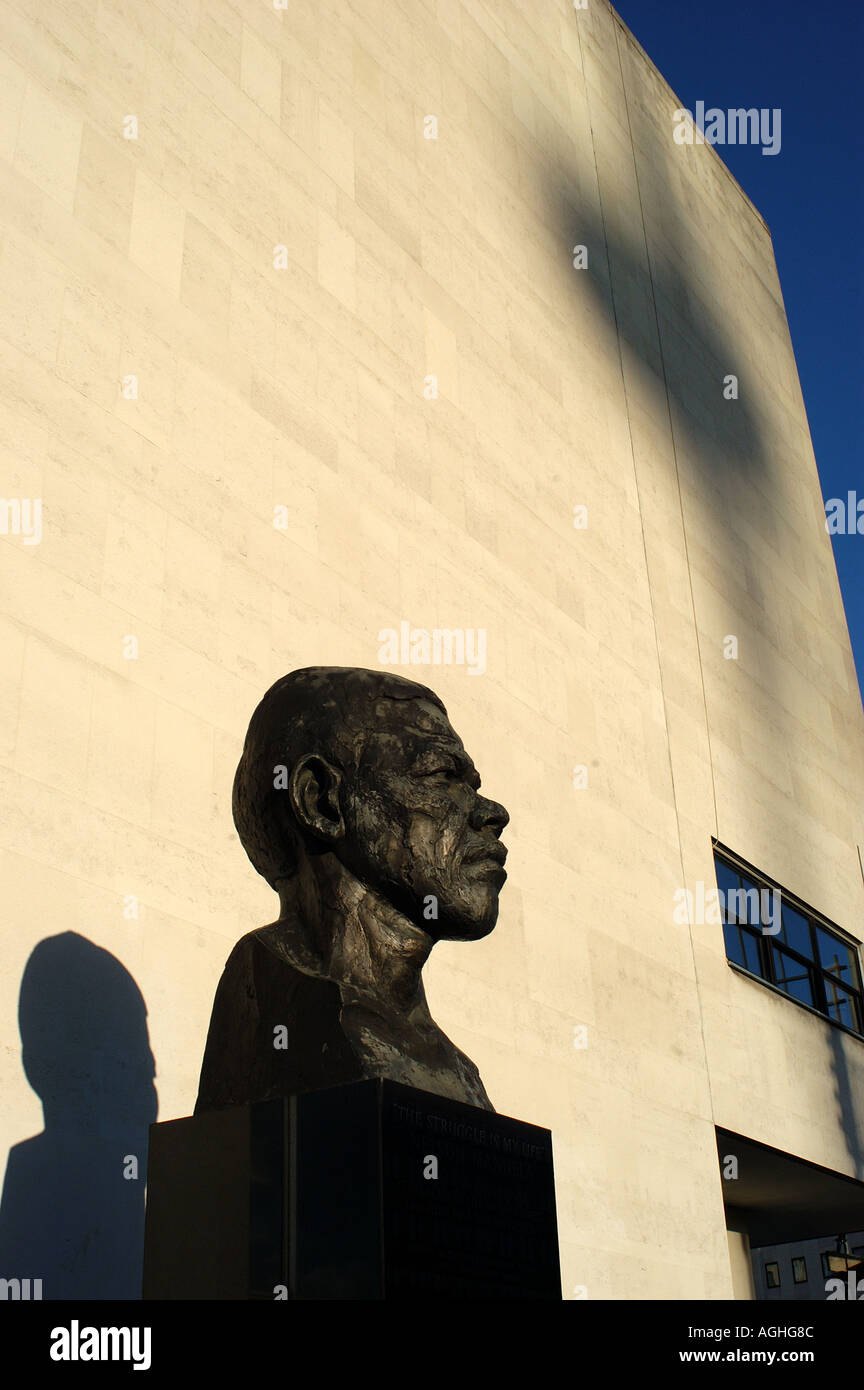 La sculpture et l'ombre de la roue du millénaire sur Royal Festival Hall de Londres, Royaume-Uni Banque D'Images