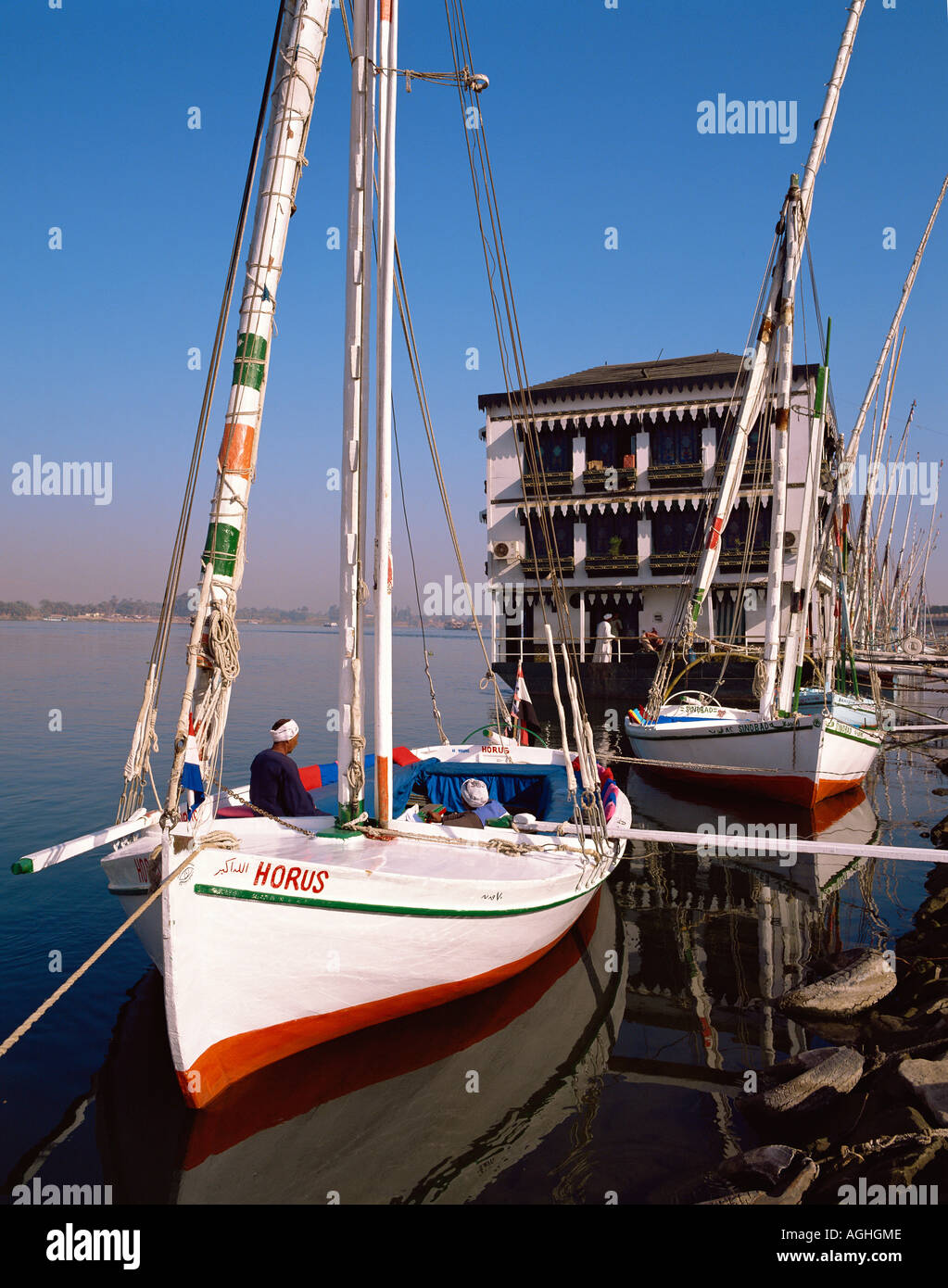 Louxor Egypte Nil felouques restaurant flottant Banque D'Images