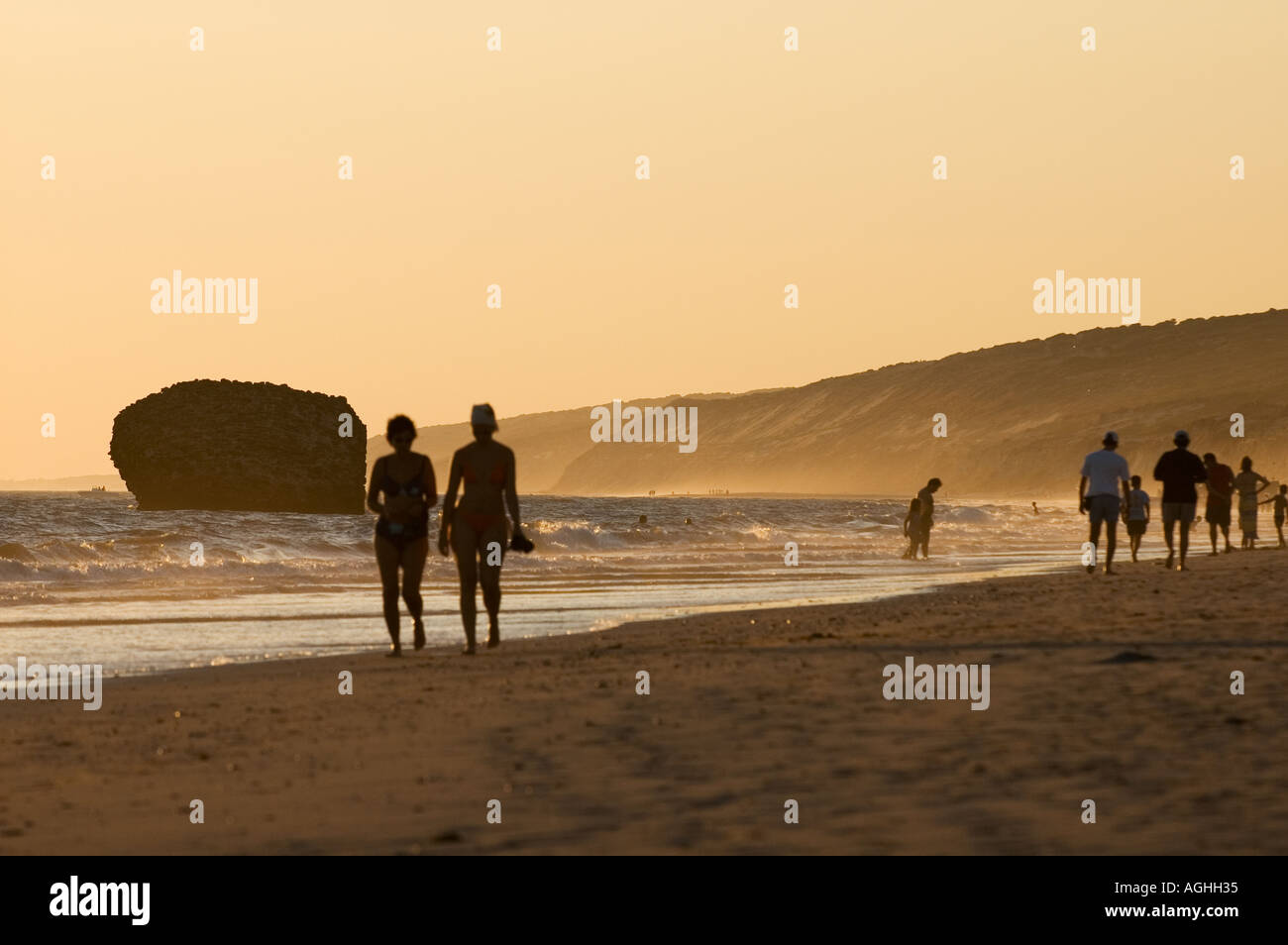 Les promeneurs sur la plage Matalascanas Huelva Espagne Banque D'Images