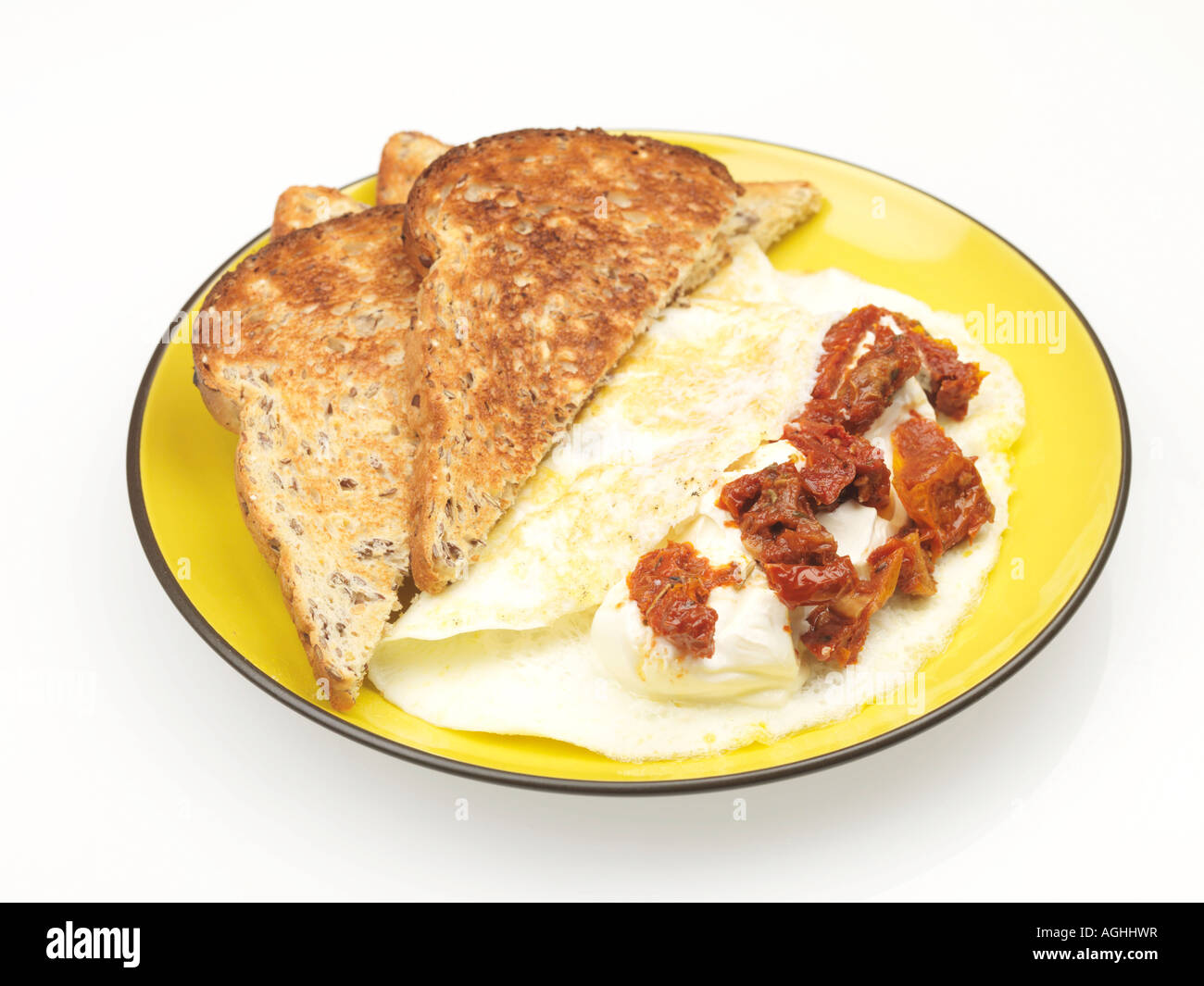 Omelette aux tomates séchées toasts avec aliments complets Banque D'Images