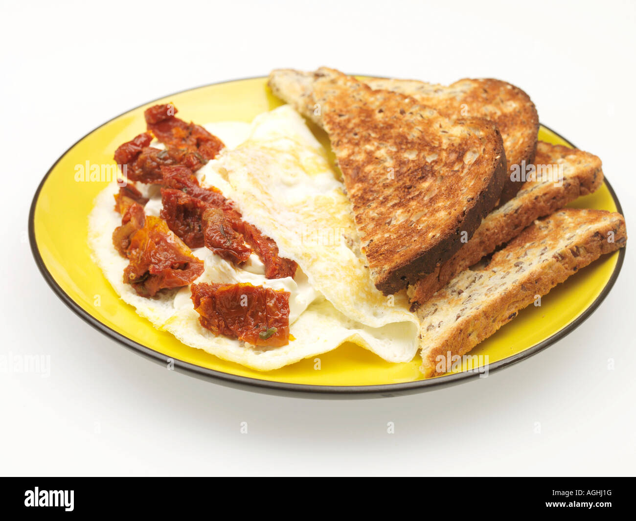 Omelette aux tomates séchées toasts avec aliments complets Banque D'Images