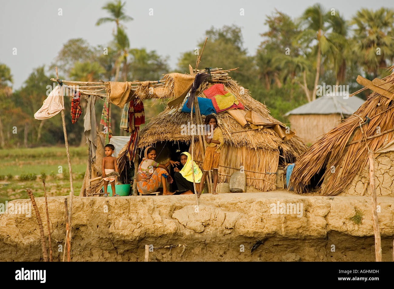 Village de pêcheurs pauvres et thached roof maisons le long de la rivière de boue Passur Cahndpai, au Bangladesh. Banque D'Images