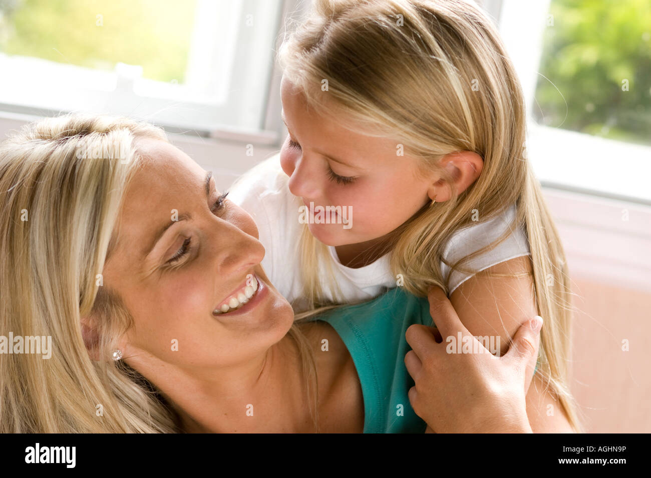 Mère et fille smiling at each other Banque D'Images
