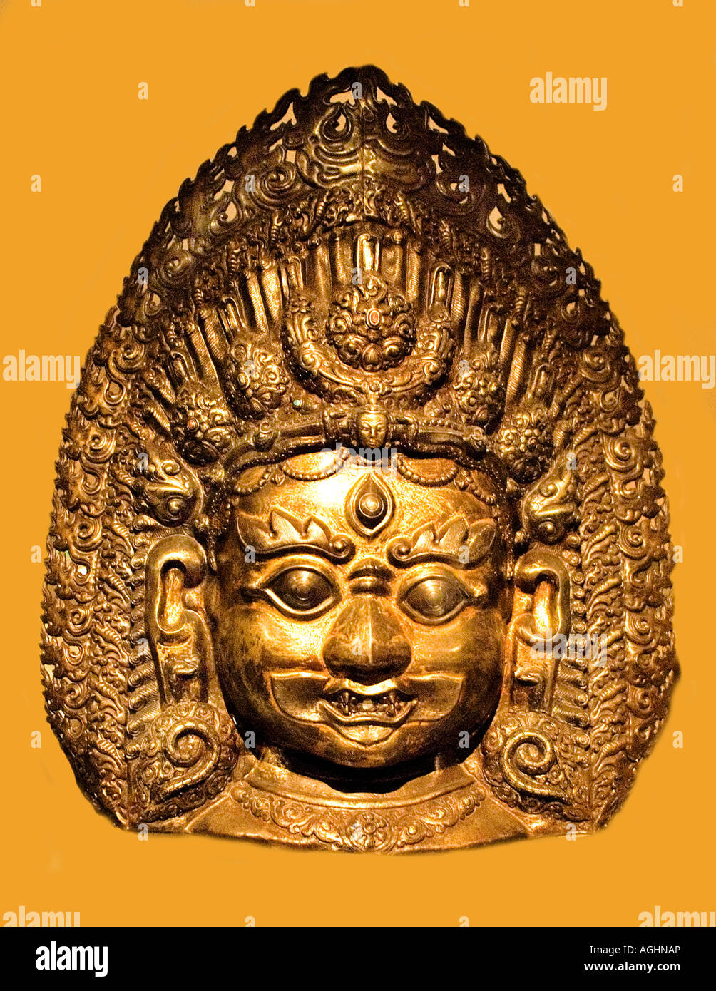 Masque de Bhairava Népal 17e 18e siècle feuille de bronze doré et gaufré Banque D'Images