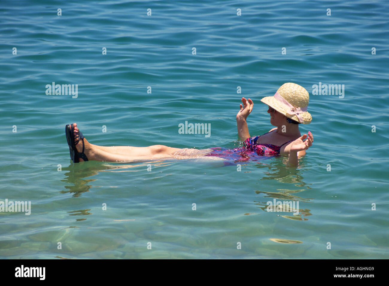 Israël Mer Morte Femme flottant dans la mer Morte Banque D'Images