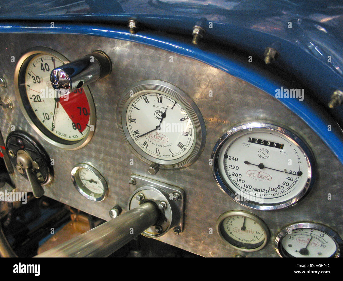 Planche de bord avec des cadrans et des boutons sur Bugatti classic sportscar Banque D'Images