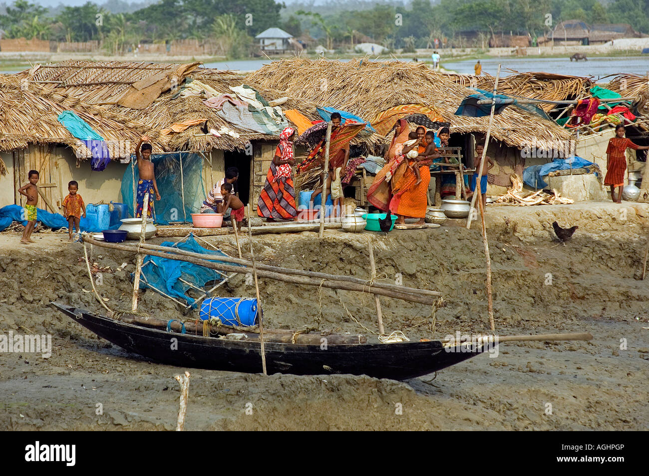 Maisons à toit de chaume le long Shibsha River, au Bangladesh Banque D'Images