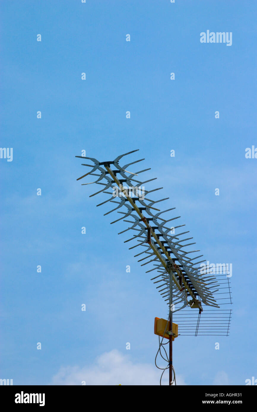 Ultra haute fréquence UHF Yagi antenne de télévision Banque D'Images