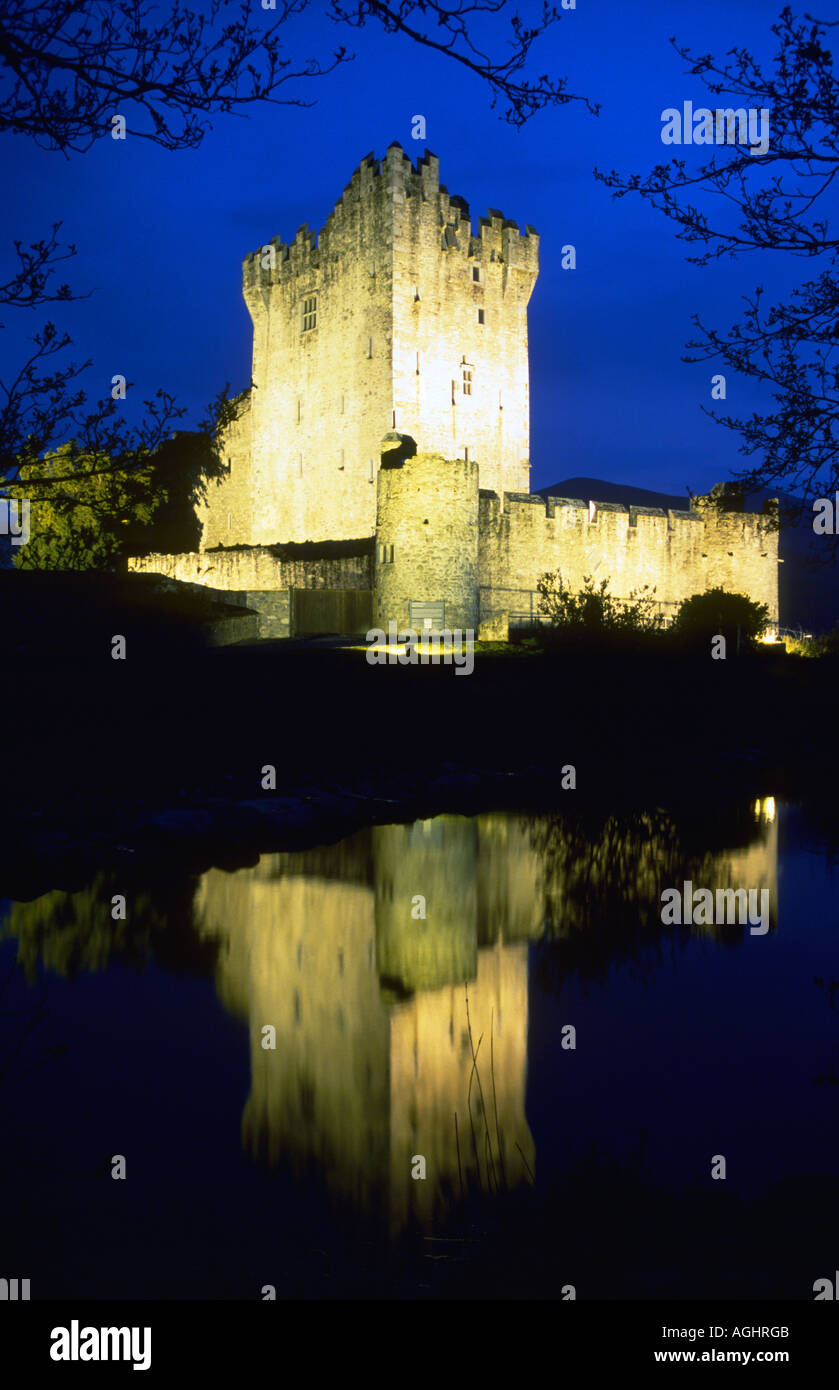 Le Château de Ross à l'aube dans le Parc National de la péninsule de l'île de Ross, Killarney, comté de Kerry, Irlande, Europe Banque D'Images