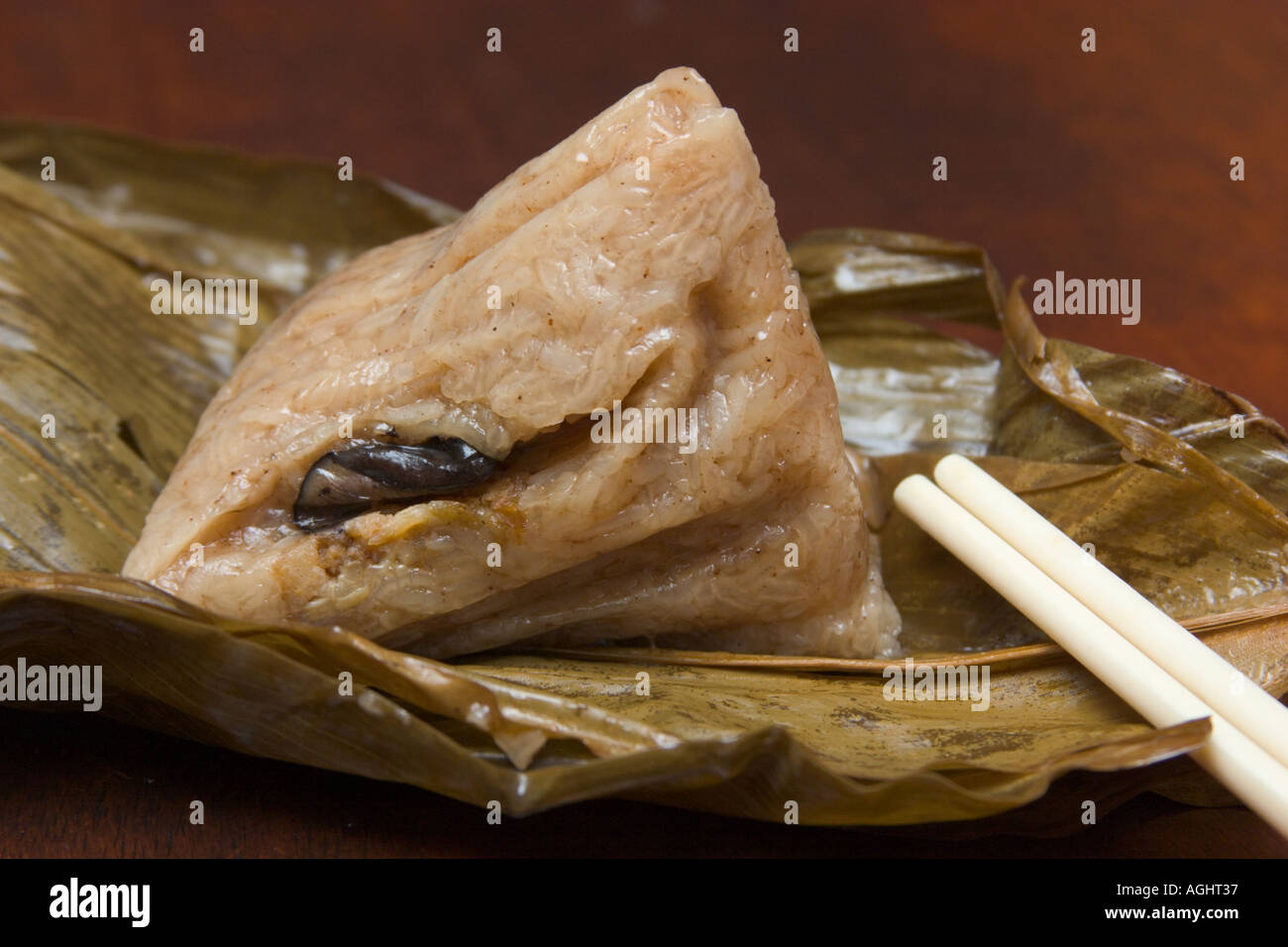 Zong Zi sticky rice dumpling mangé pendant le festival du bateau dragon Banque D'Images