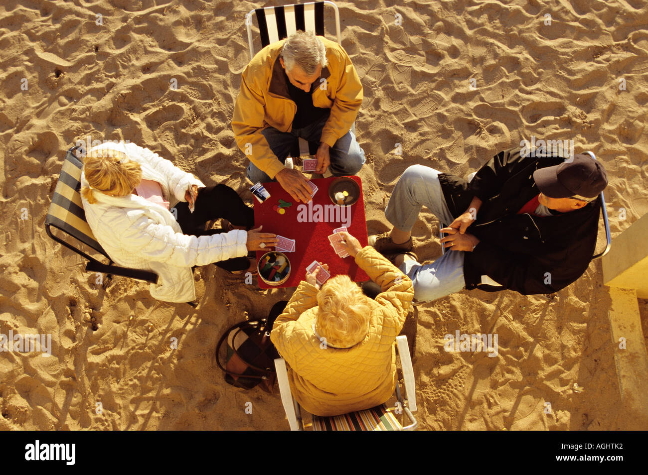 Les gens jouer aux cartes sur la plage de Cannes France Banque D'Images