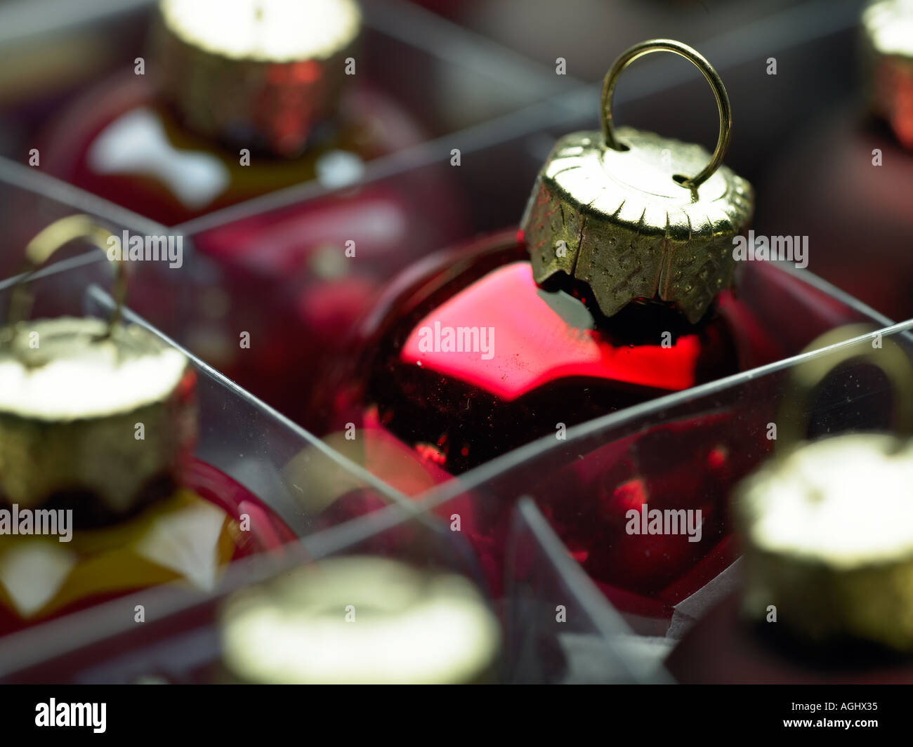 Une boîte de boules de noël de couleur Banque D'Images
