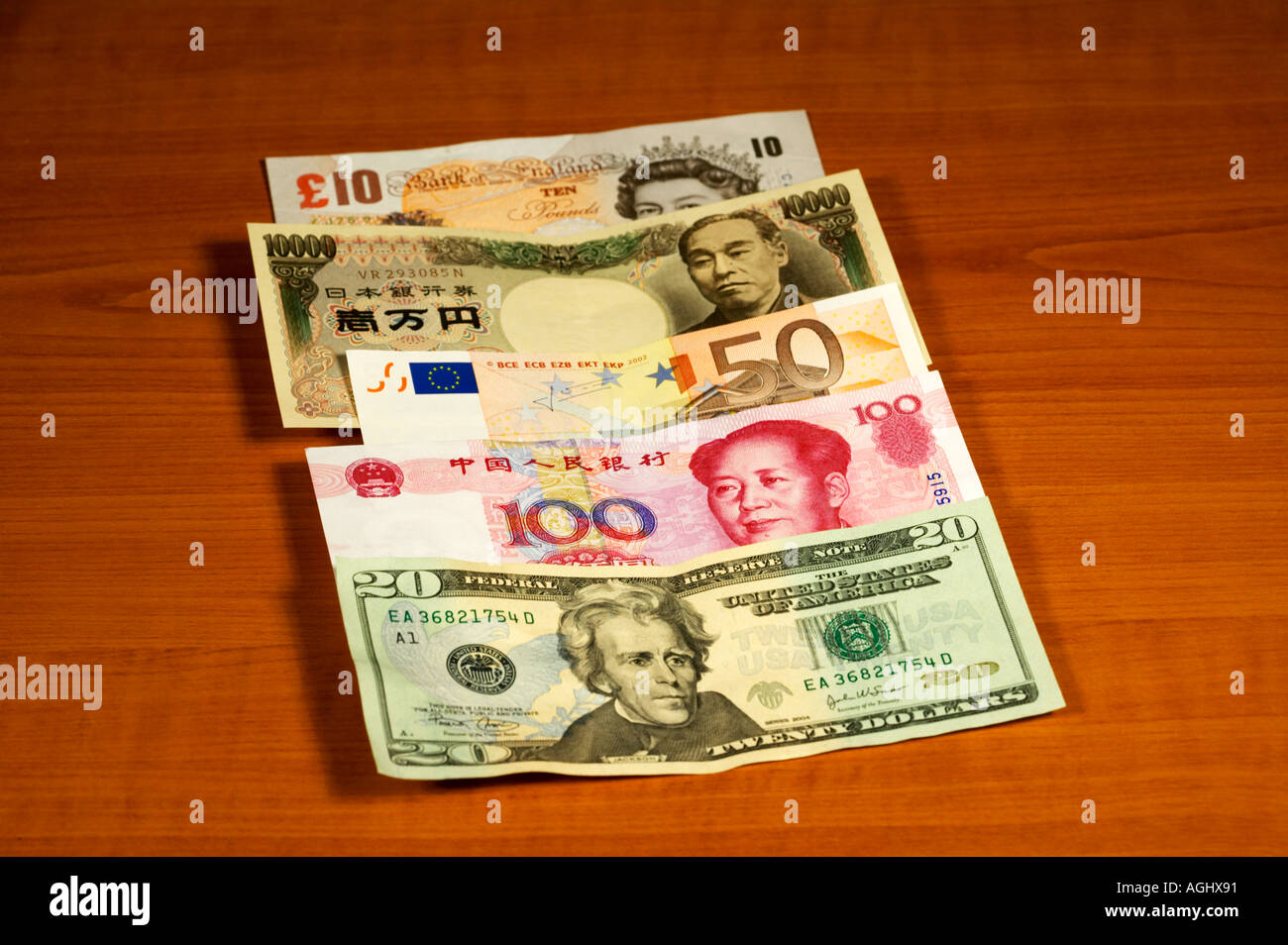 Monnaie mondiale internationale répartis sur la table US Dollar Euro Yen japonais Yuan chinois de livres sterling au Royaume-Uni Banque D'Images