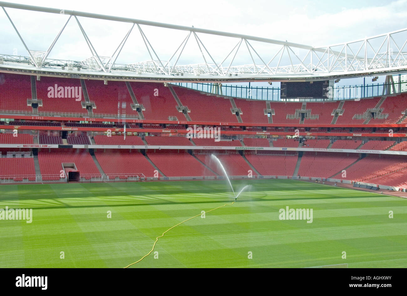 L'arrosage des pelouses à l'Emirates Stadium d'Arsenal Football London UK Banque D'Images