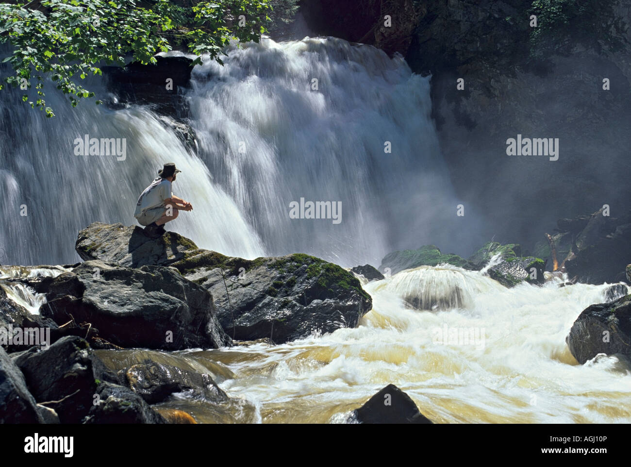 Le photographe Michael Wheatley à Chase Creek Falls région Shuswap British Columbia Canada Banque D'Images