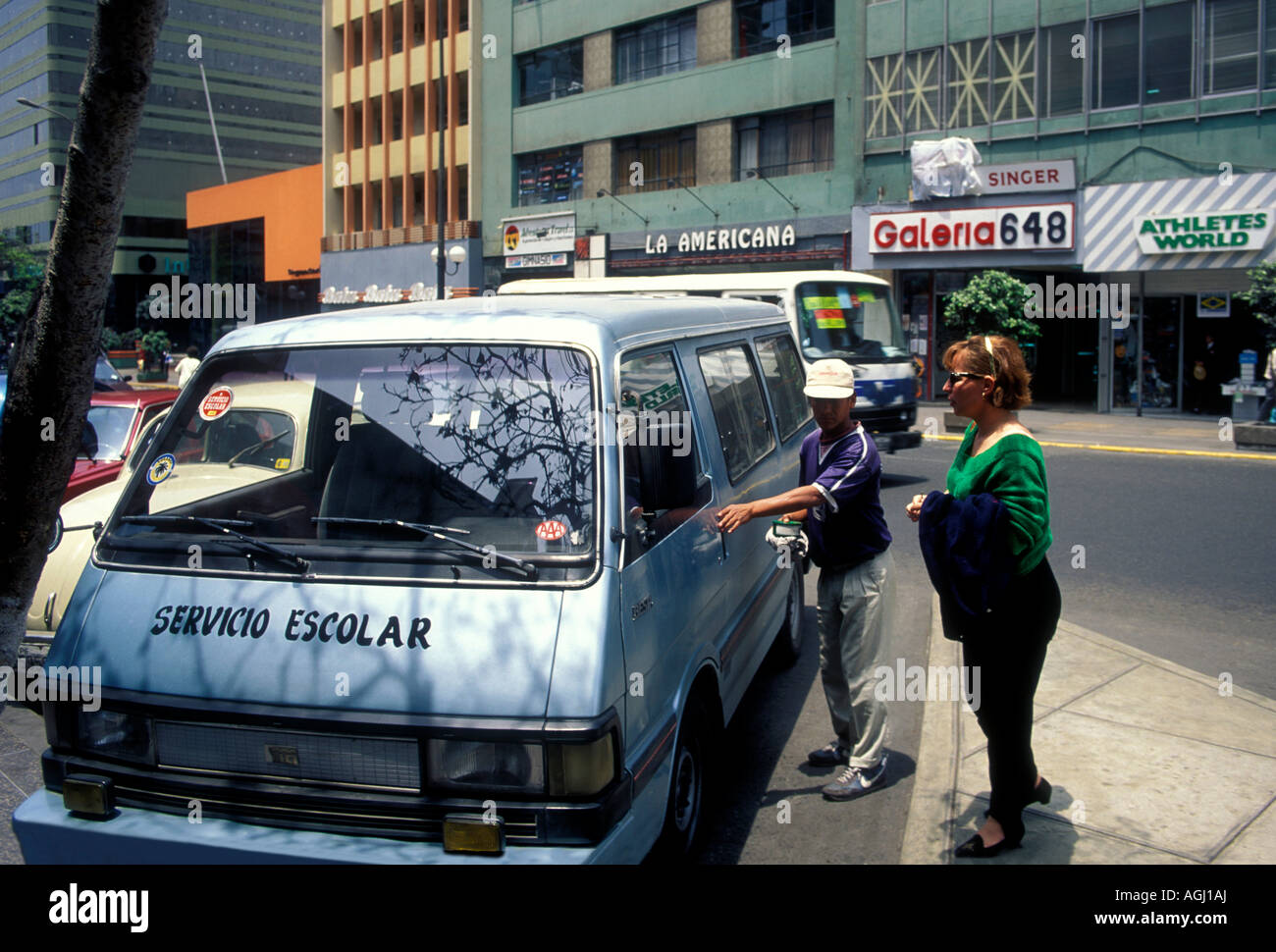 Les péruviens, peuple péruvien, school bus, minibus, servicio escolar, quartier Miraflores, Lima, Lima, Pérou, Province de l'Amérique du Sud Banque D'Images