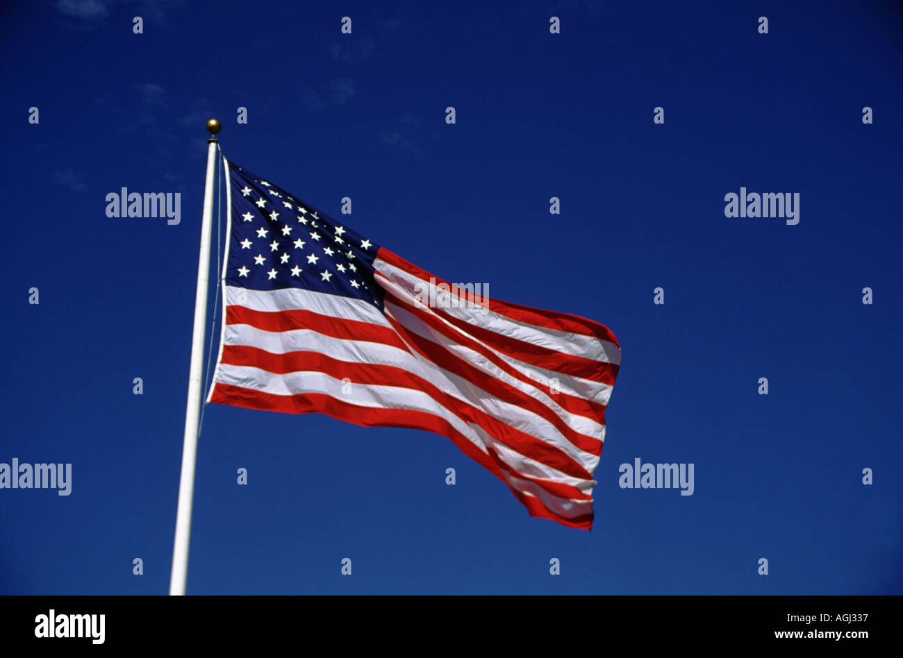 United States flag against clear blue sky Banque D'Images