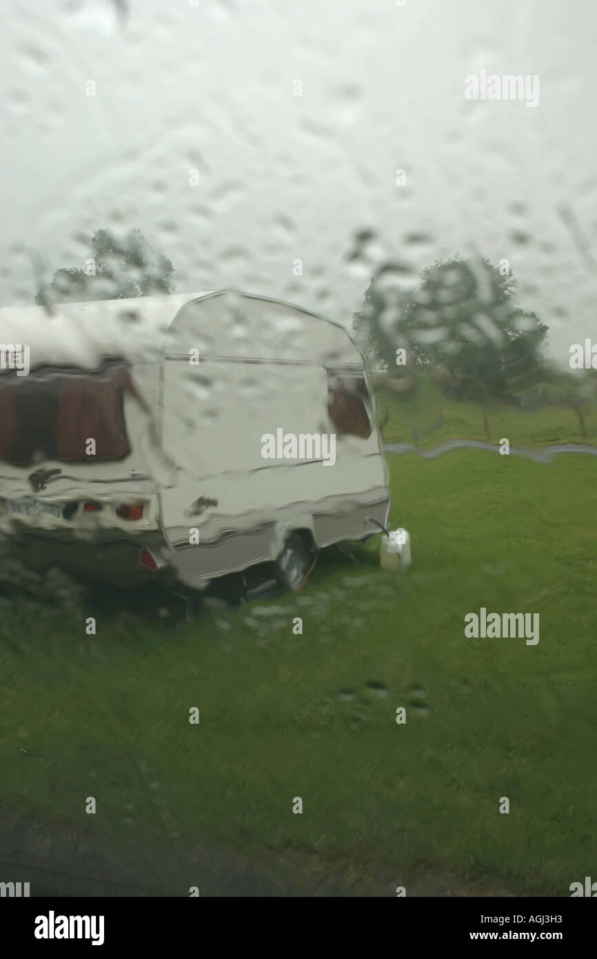 Petite caravane garé dans wet Caravan and Camping Park, comté de Mayo, République d'Irlande Banque D'Images