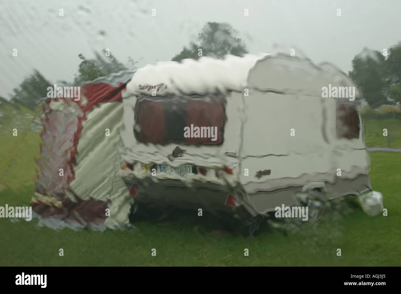 Petite caravane garé dans wet Caravan and Camping site dans village de Belcarra, près de Castlebar, Comté de Mayo, Irlande ou République Banque D'Images