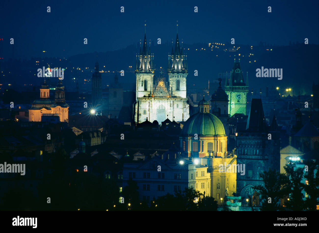 Les dômes de la vieille ville illuminée la nuit Prague Praha République Tchèque Banque D'Images
