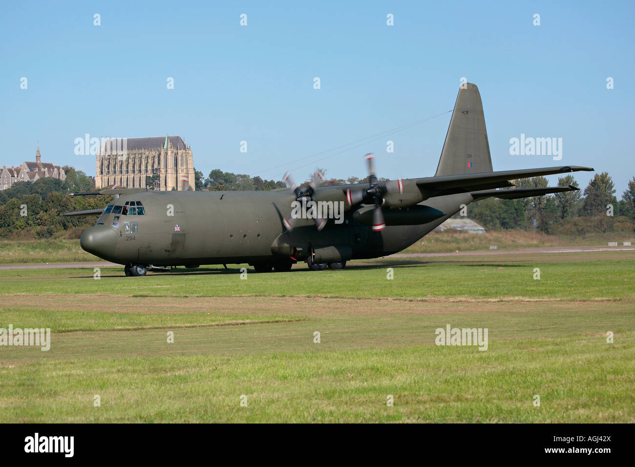 Hercules C-130 sur la piste d'herbe au salon aéroportuaire de Shoreham, aéroport de Shoreham, West Sussex, Angleterre, Royaume-Uni Banque D'Images