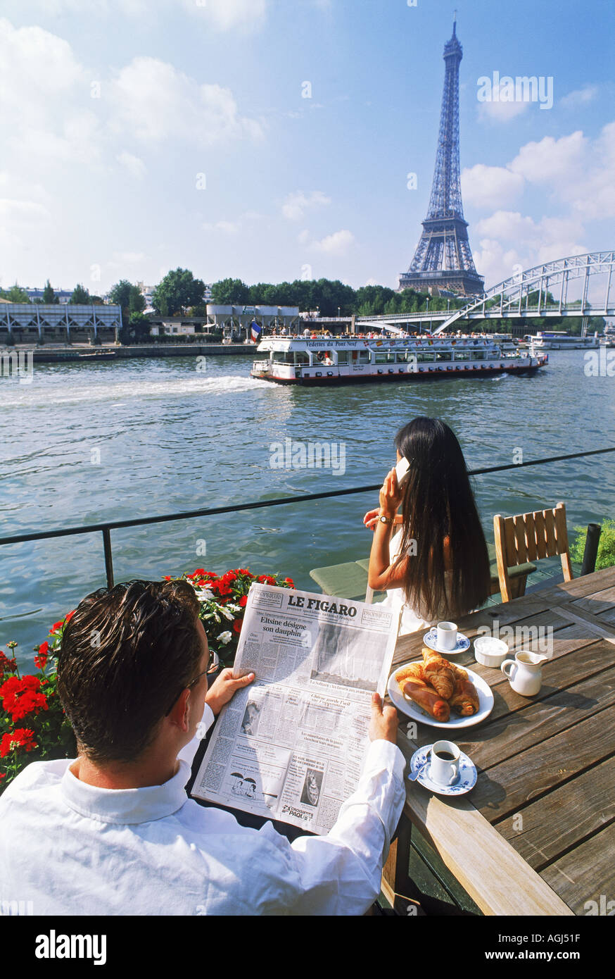 Couple sur Seine péniche face à la Tour Eiffel Banque D'Images