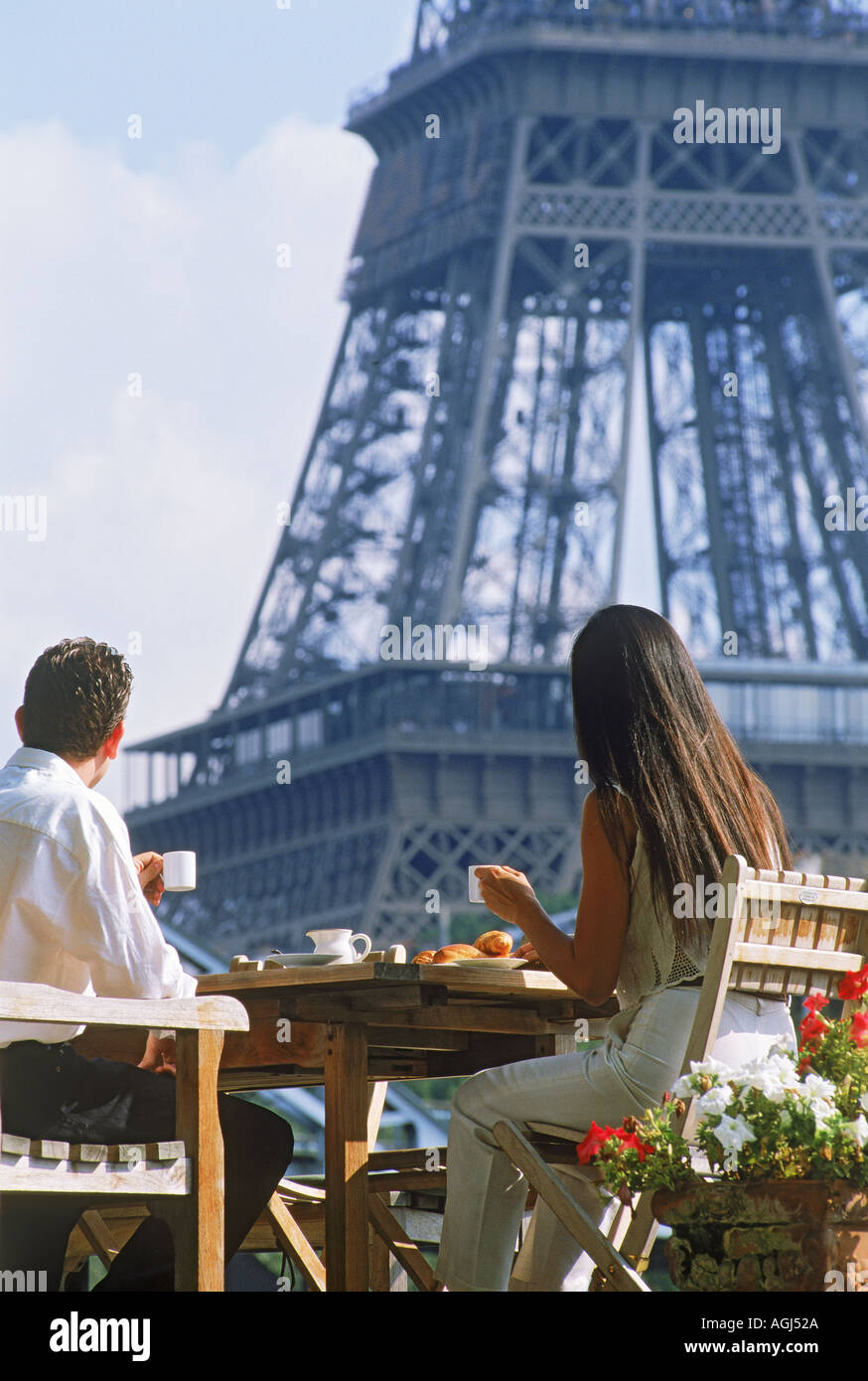 Couple having breakfast sur Seine péniche face à la Tour Eiffel à Paris Banque D'Images