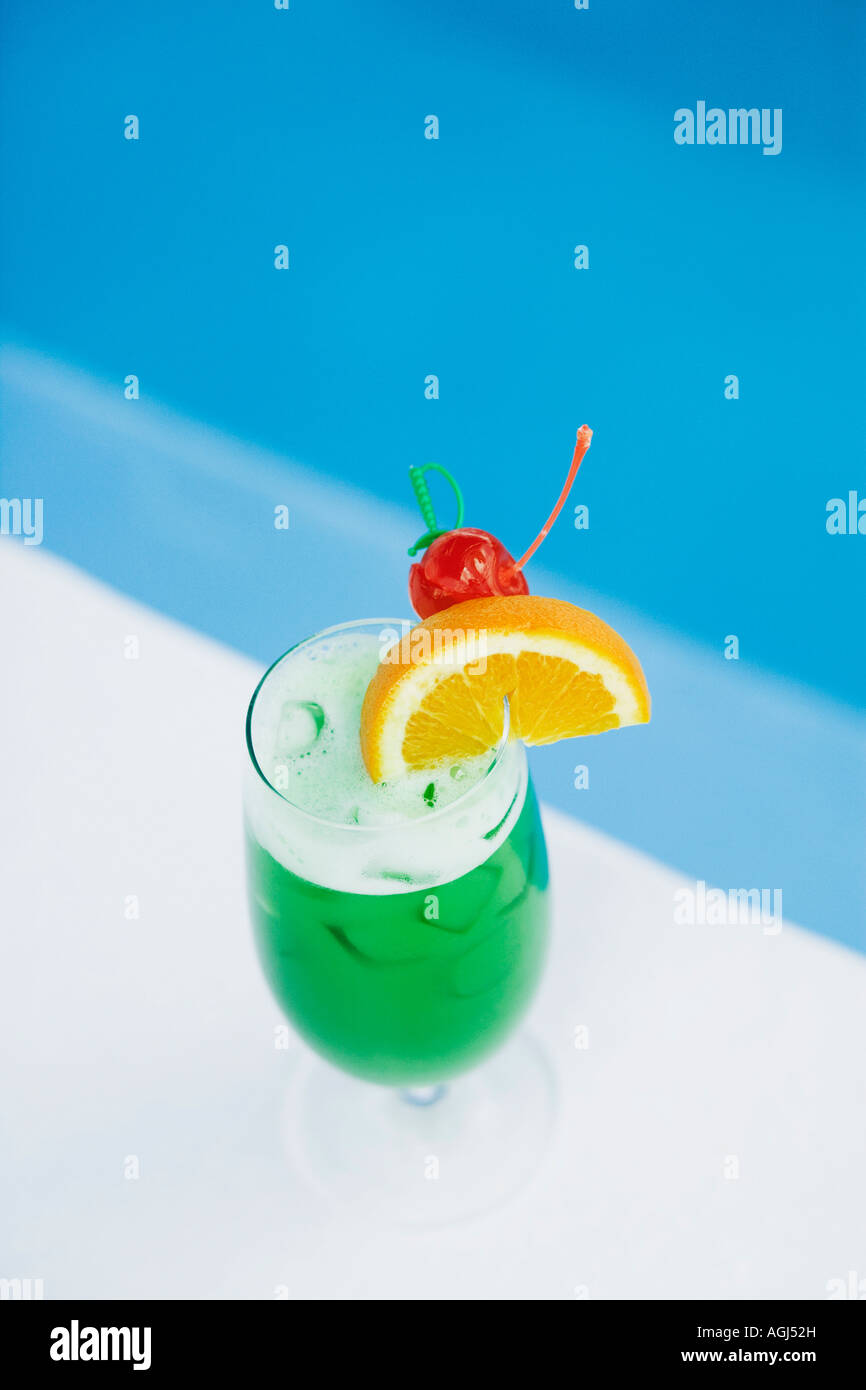 Portrait d'un verre de cocktail au bord de l'eau Banque D'Images