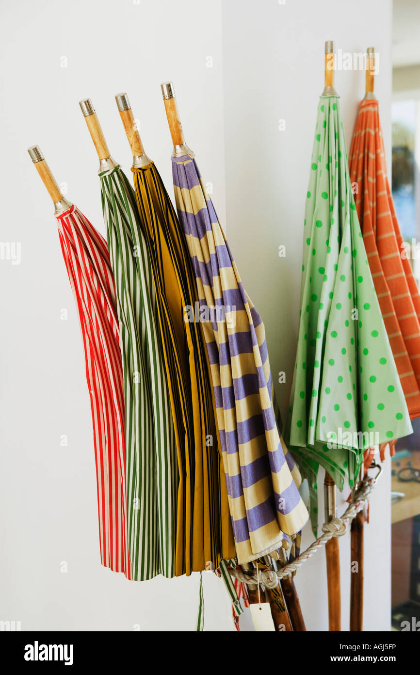 Close-up de parasols multicolores dans un magasin Banque D'Images