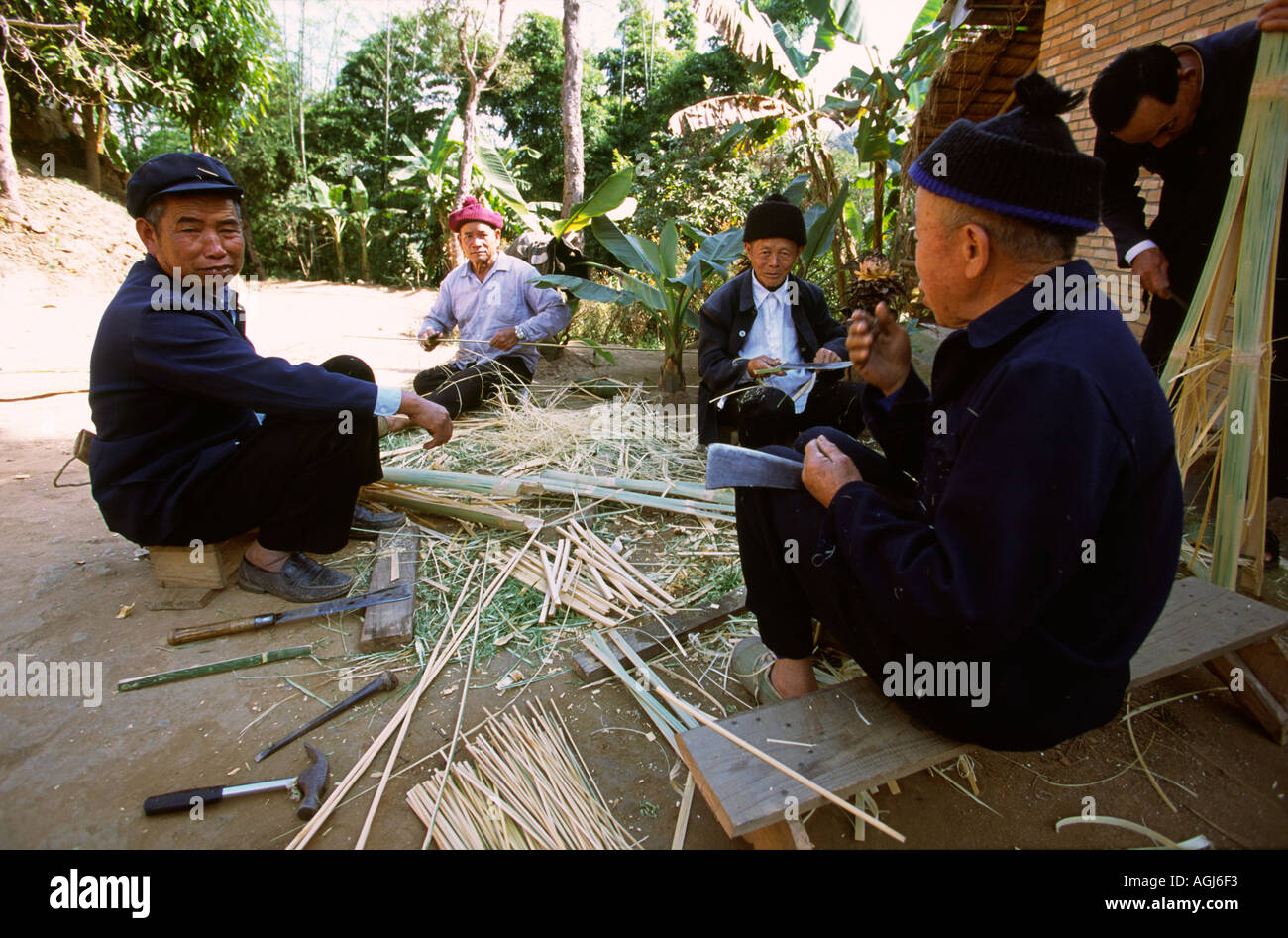 Chine Yunnan Guangjingha Menghun Hill monastère Nanban partage les hommes pour faire les baguettes de bambou Banque D'Images