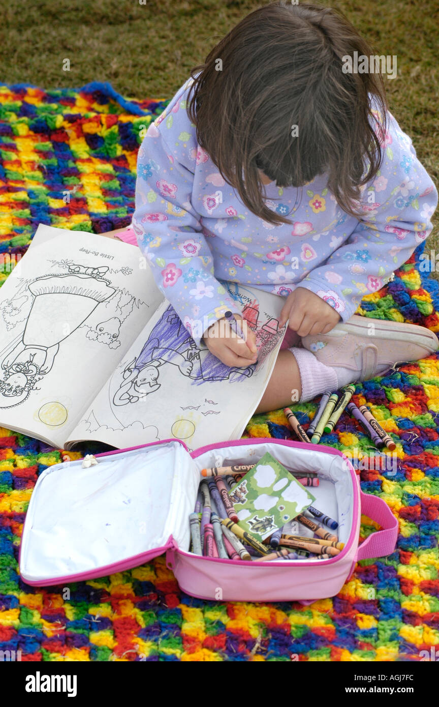 Jeune fille enfant dessin avec crayon sur coloriage avec blue Banque D'Images