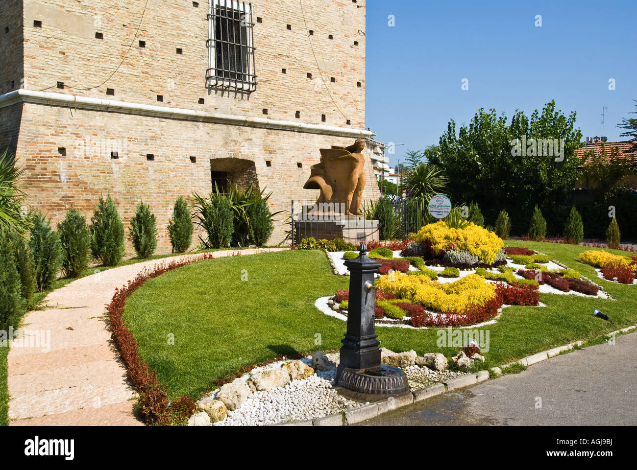 La tour de San Michele, qui a été construit pour protéger les dépôts de sel, situé sur le port de Cervia, Ravenne, Italie. Banque D'Images