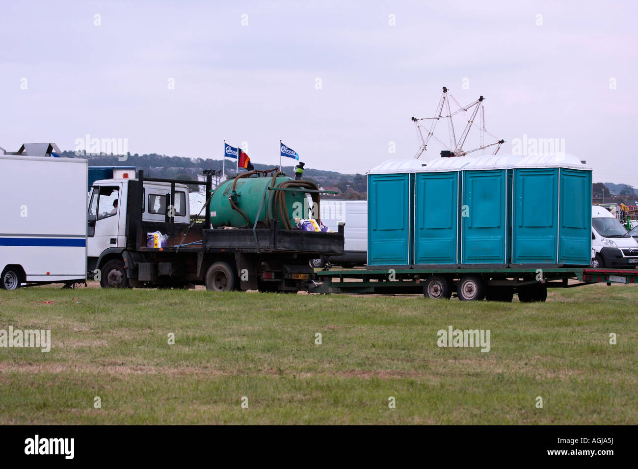 Camion livrant des toilettes portables à l'événement de spectacle aérien - Shoreham Airshow, Shoreham Airport, West Sussex, Angleterre, Royaume-Uni Banque D'Images