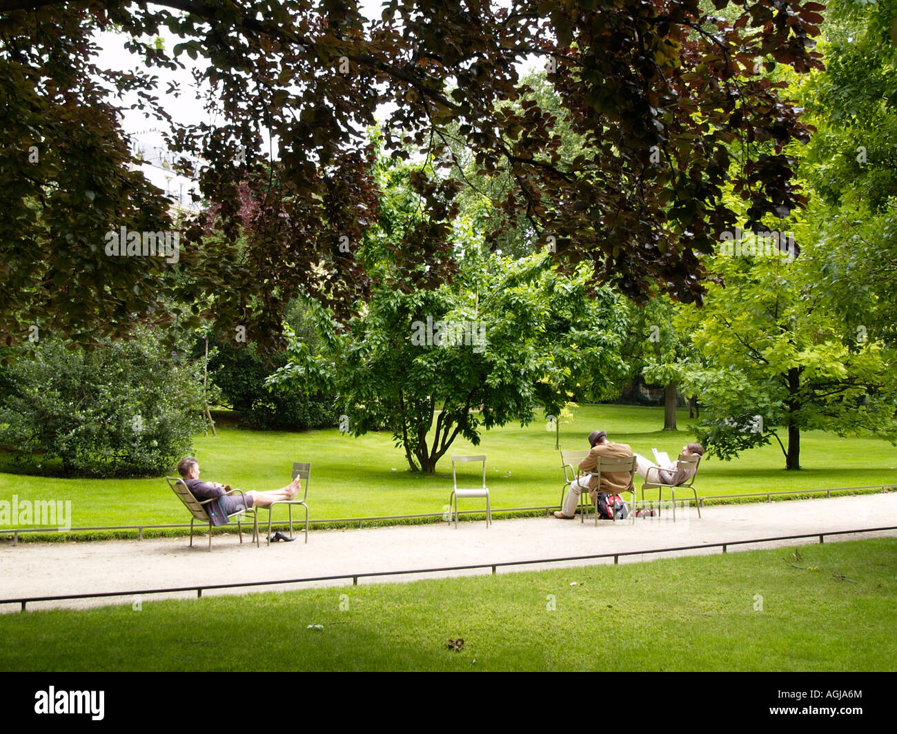 Les gens de vous détendre dans le jardin du luxembourg city park paris france Banque D'Images