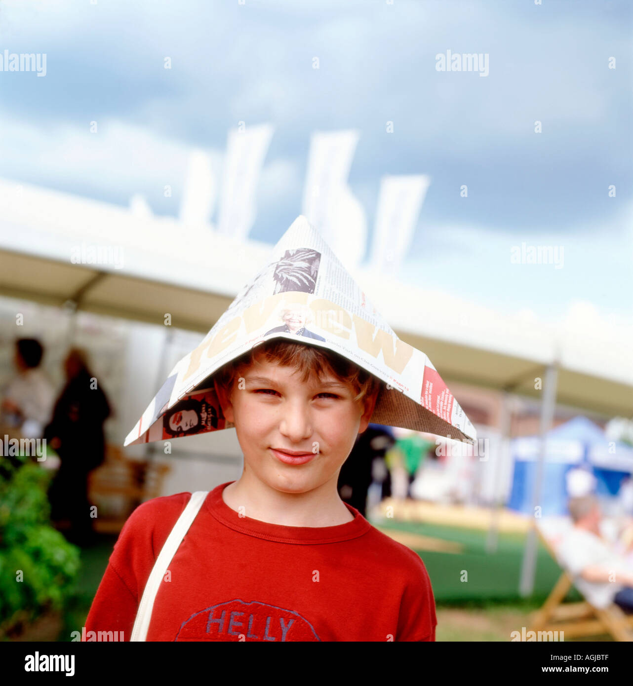 Jeune entrepreneur Tristan Robbins porter Guardian chapeau de soleil qu'il  a faites et vendues à l'Hay Festival KATHY DEWITT Photo Stock - Alamy