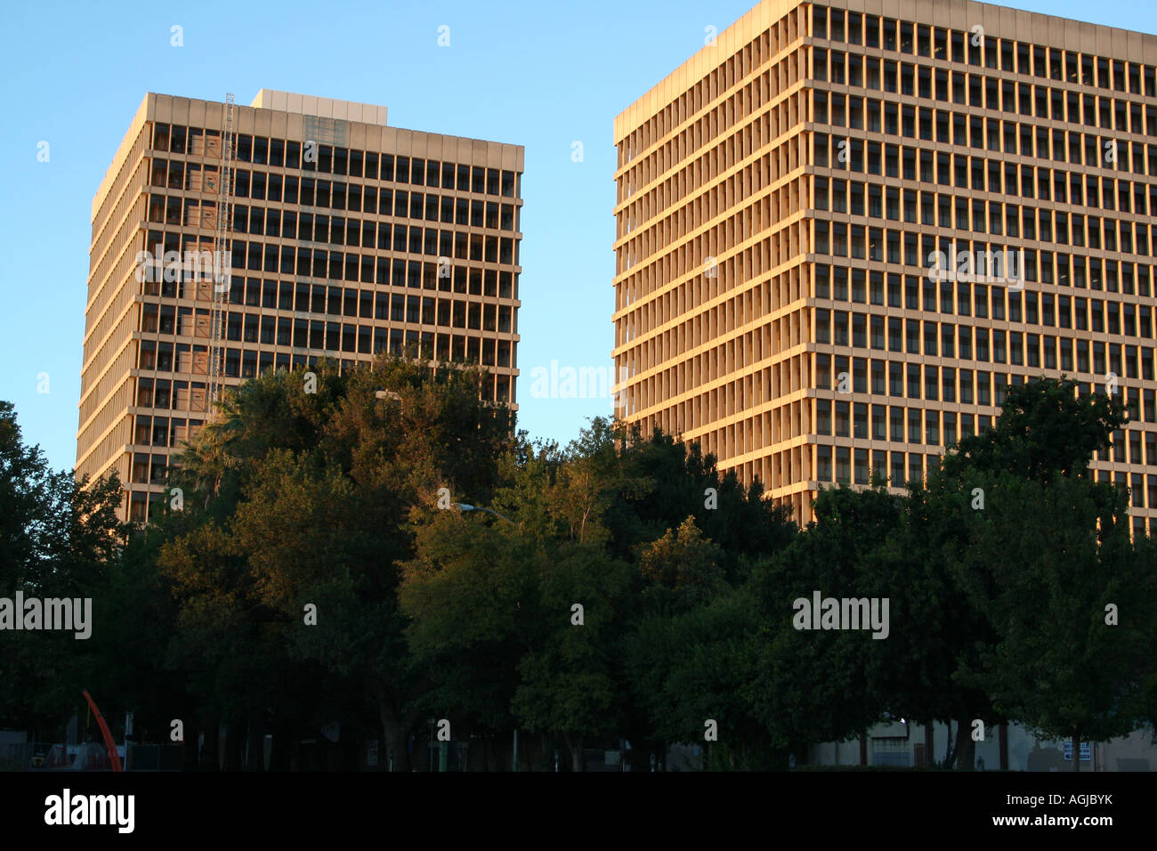 Deux immeubles à bureaux du gouvernement au coucher du soleil dans la région de Sacramento, CA, USA Banque D'Images