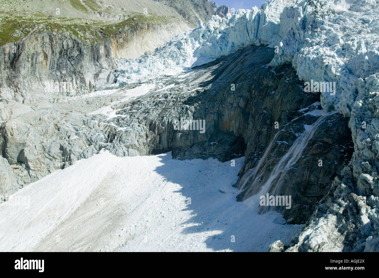 Un sérac s'effondre sur le museau du Glacier d'Argentière comme la plupart des glaciers alpins son recul en raison du réchauffement rapide Banque D'Images