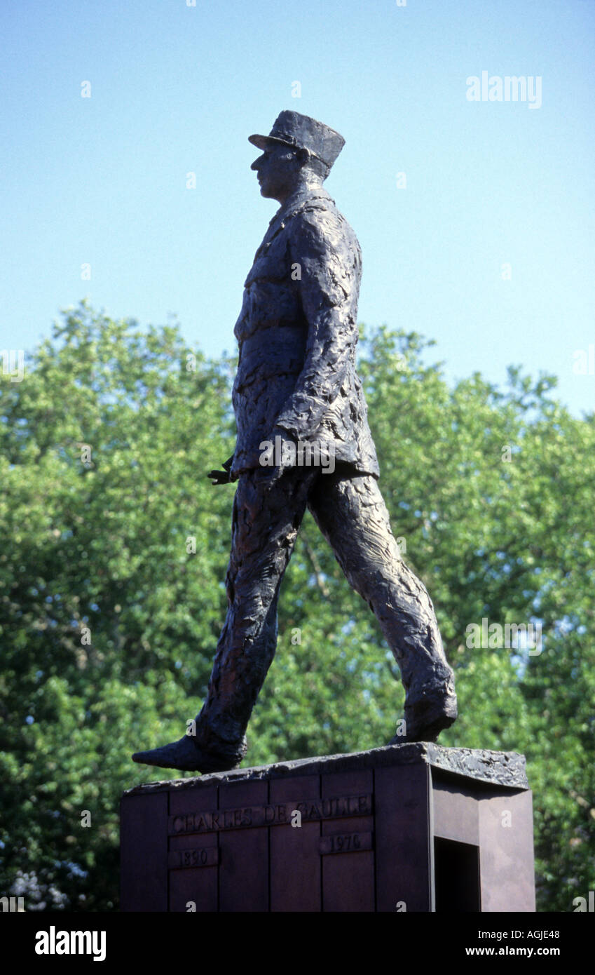Statue du général de Gaulle à Champs Elysees Paris Banque D'Images