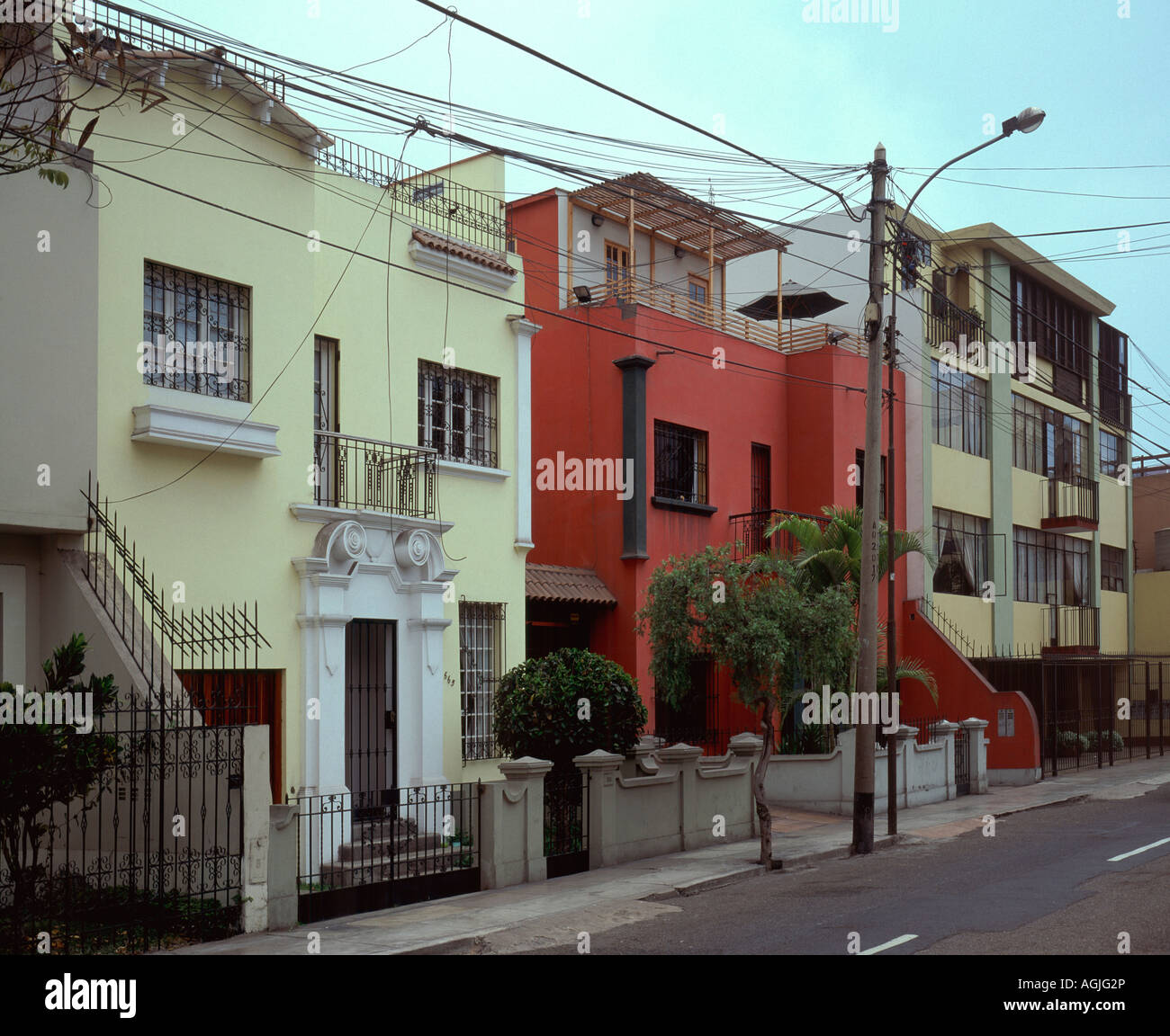 La classe moyenne traditionnelle typique du logement dans le quartier de Miraflores Lima Pérou Banque D'Images