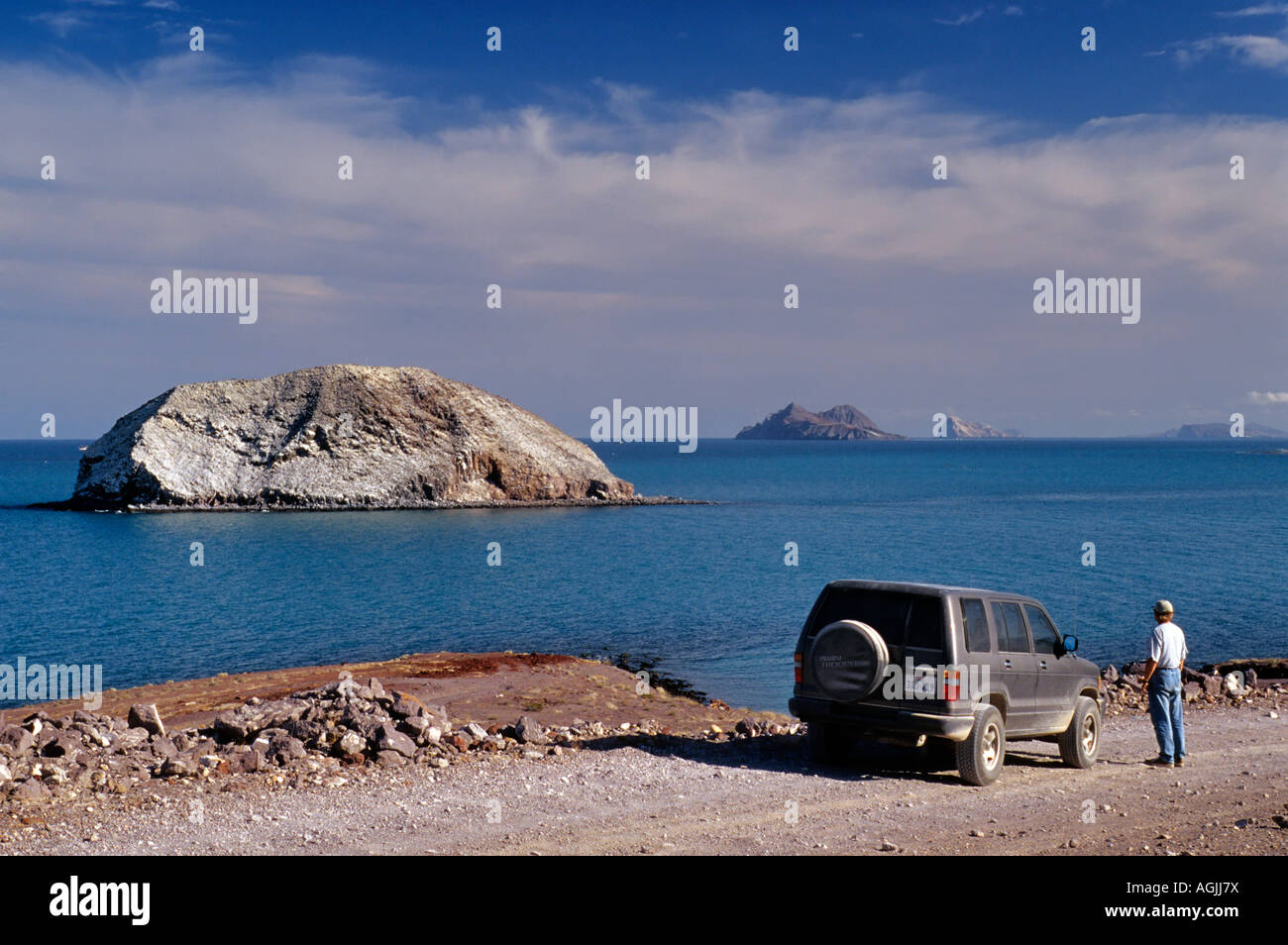 Traveler, Isuzu Trooper SUV sur la route de terre près d'Isla Miramar sur la rive du golfe de Californie (mer de Cortez), Baja Californie, Mexique Banque D'Images