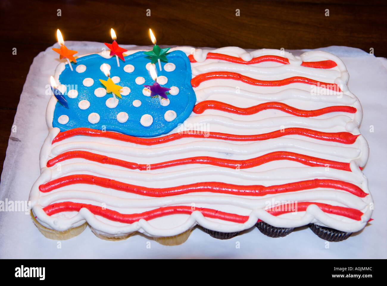 Ne Le 4 Juillet Avec Gateau D Anniversaire Patriotique Stars And Stripes Et Des Bougies Photo Stock Alamy