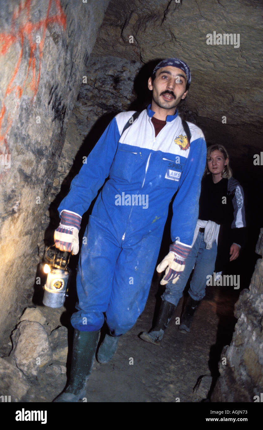 Les adolescents dans les tunnels parisiens Paris RER Denfert-Rochereau Banque D'Images