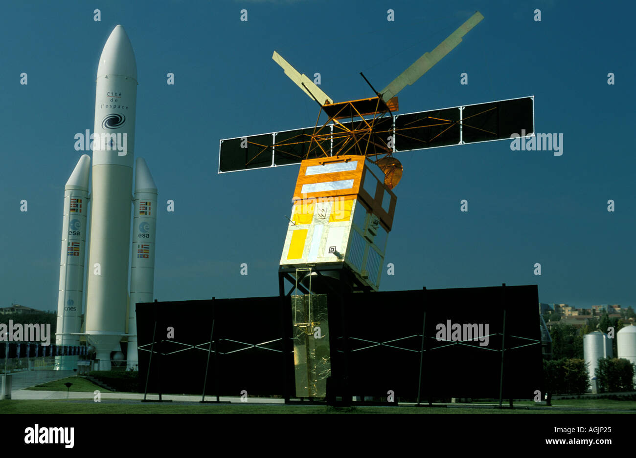 Toulouse la fusée Ariane et un satellite dans la cité d'espace Banque D'Images