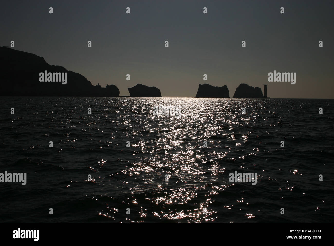 La célèbre Silhouette de roches sur les aiguilles de l'île de Wight, Angleterre. Banque D'Images