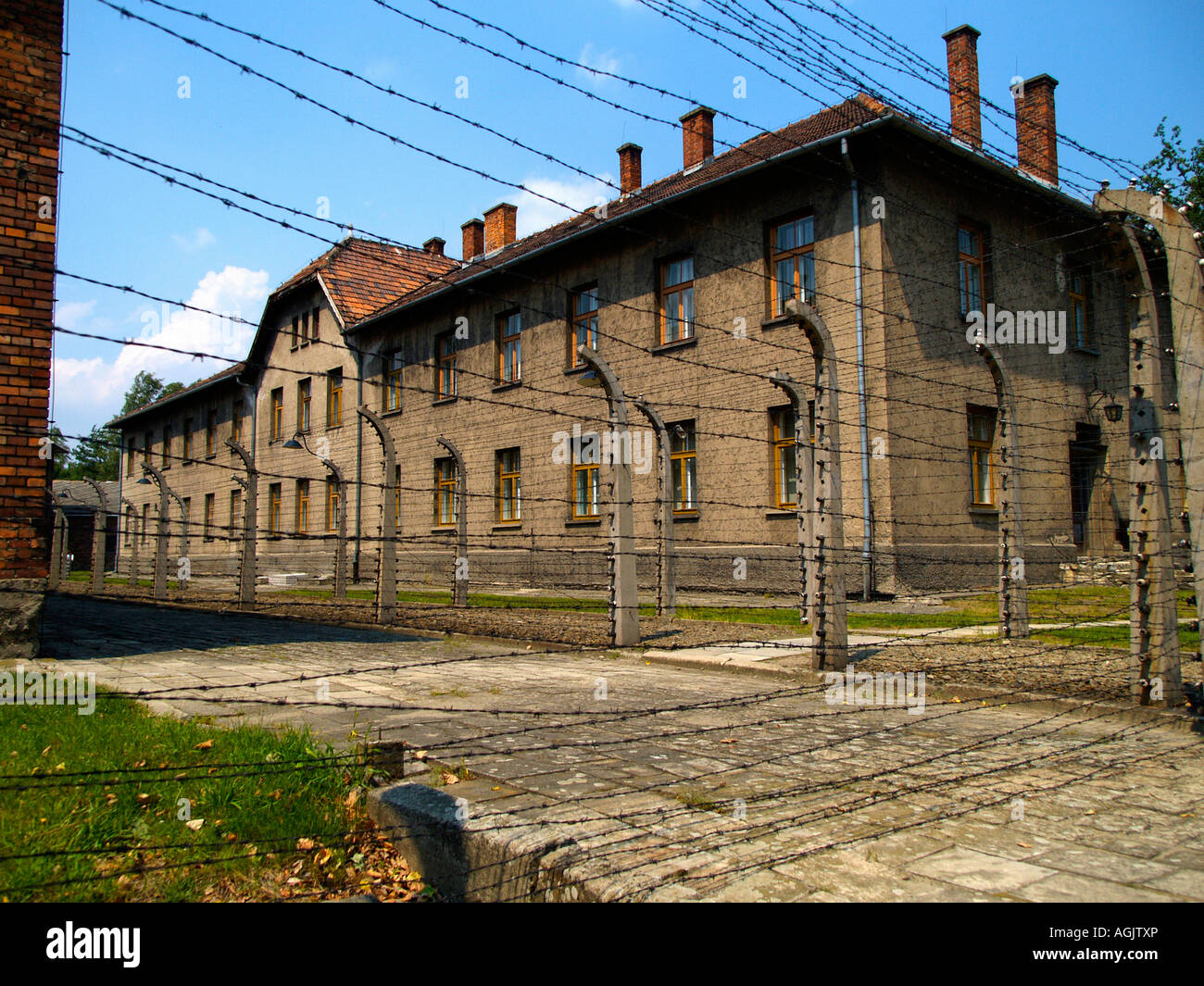 Les fils barbelés, casernes, et des bâtiments administratifs et de ruines à l'extérieur du camp de concentration d'Auschwitz Cracovie, Pologne. Banque D'Images