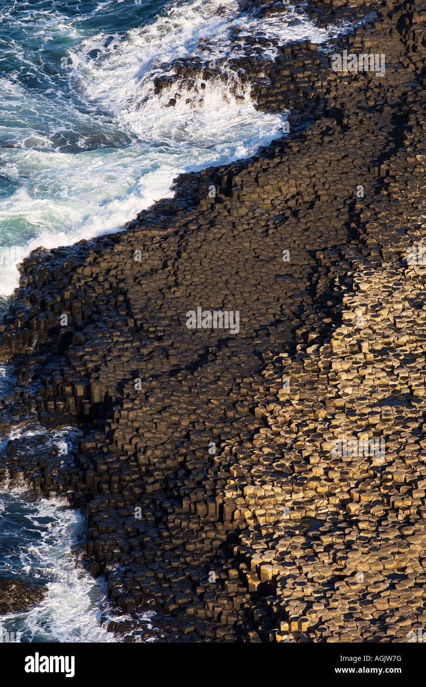 La Chaussée des Géants, en Irlande du Nord. Regardant vers le bas de la falaise à colonnes de basalte hexagonal de la Grande Chaussée Banque D'Images